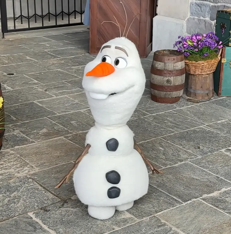 Penampakan Animatronik Olaf Terbaru di Disneyland Paris Viral di Dunia maya